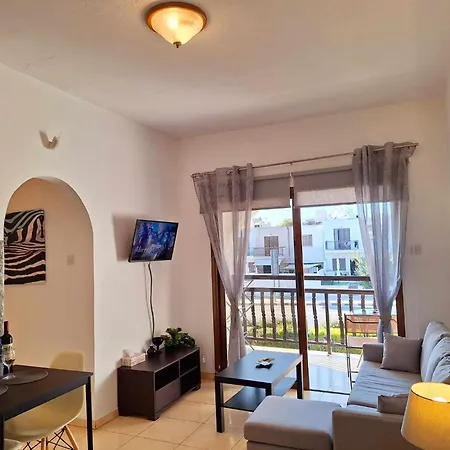 Apartment Kato 400m To The Paphos